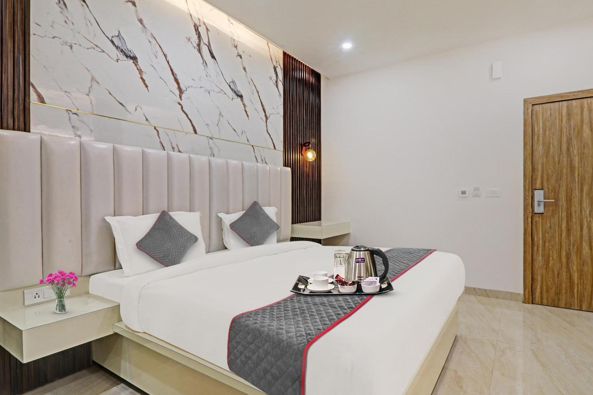 Super Townhouse Hotel Impact Chinhat Esterno foto