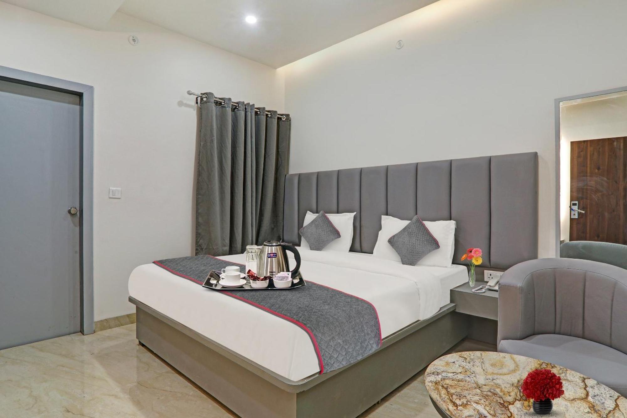 Super Townhouse Hotel Impact Chinhat Esterno foto