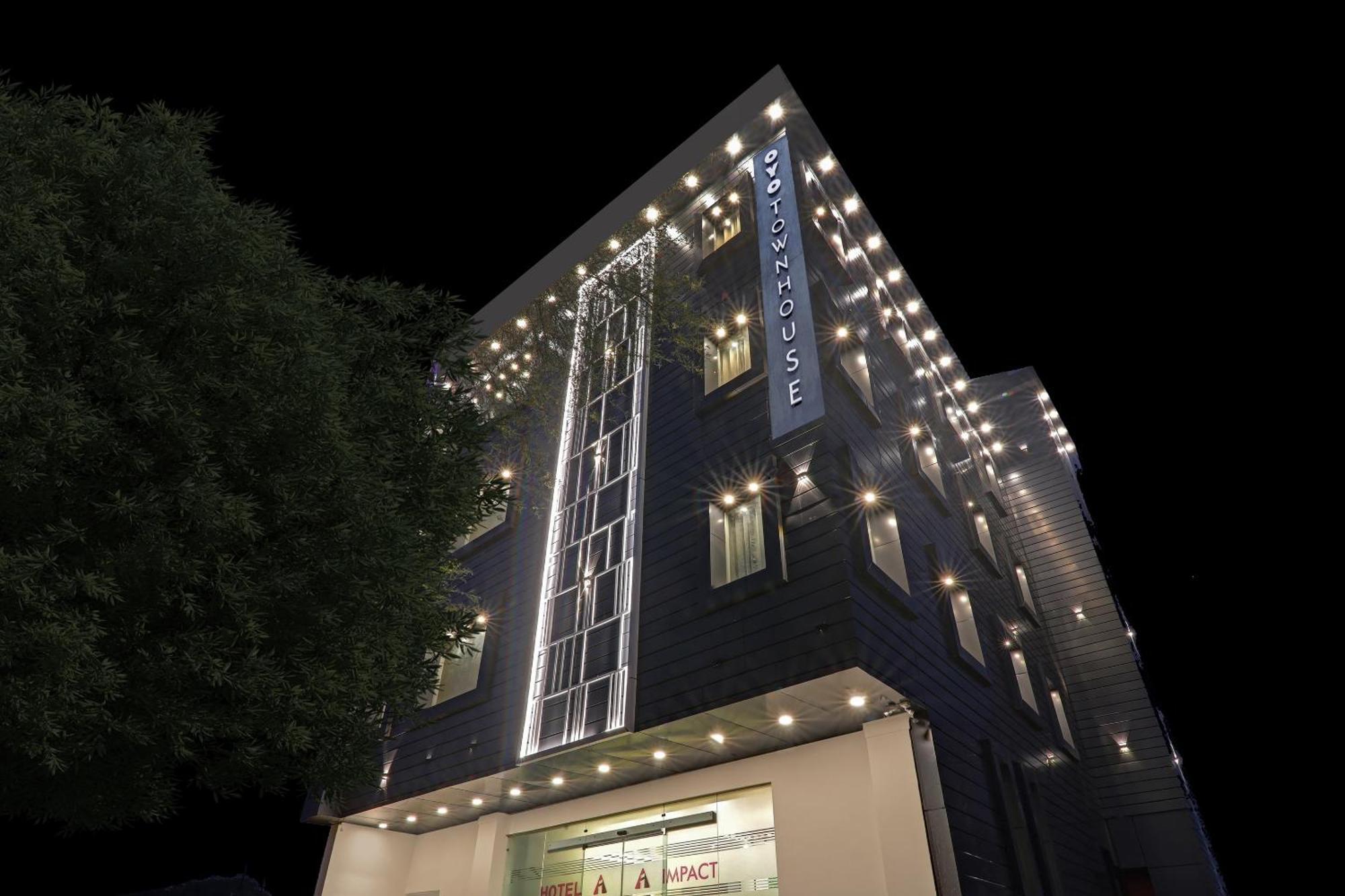 Super Townhouse Hotel Impact Chinhat Esterno foto