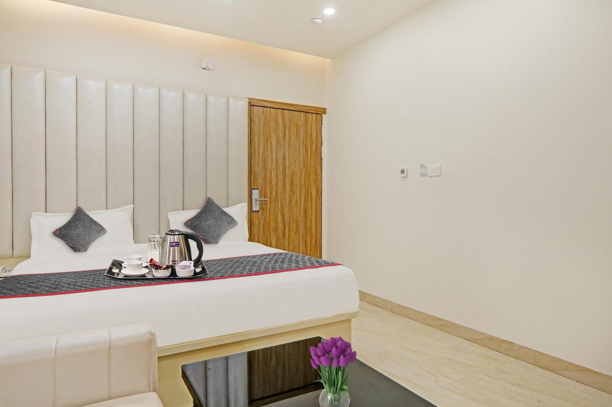 Super Townhouse Hotel Impact Chinhat Esterno foto