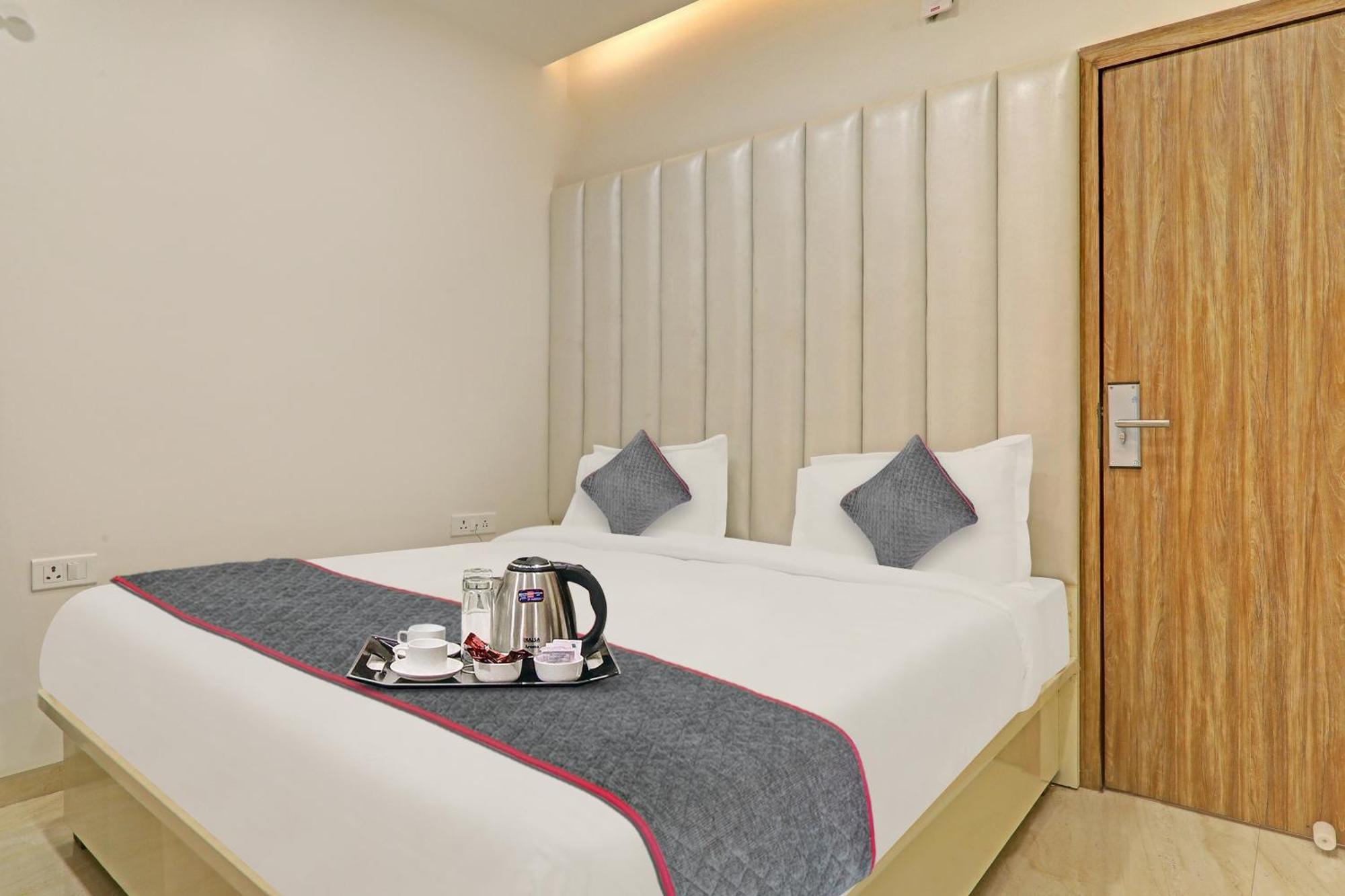 Super Townhouse Hotel Impact Chinhat Esterno foto