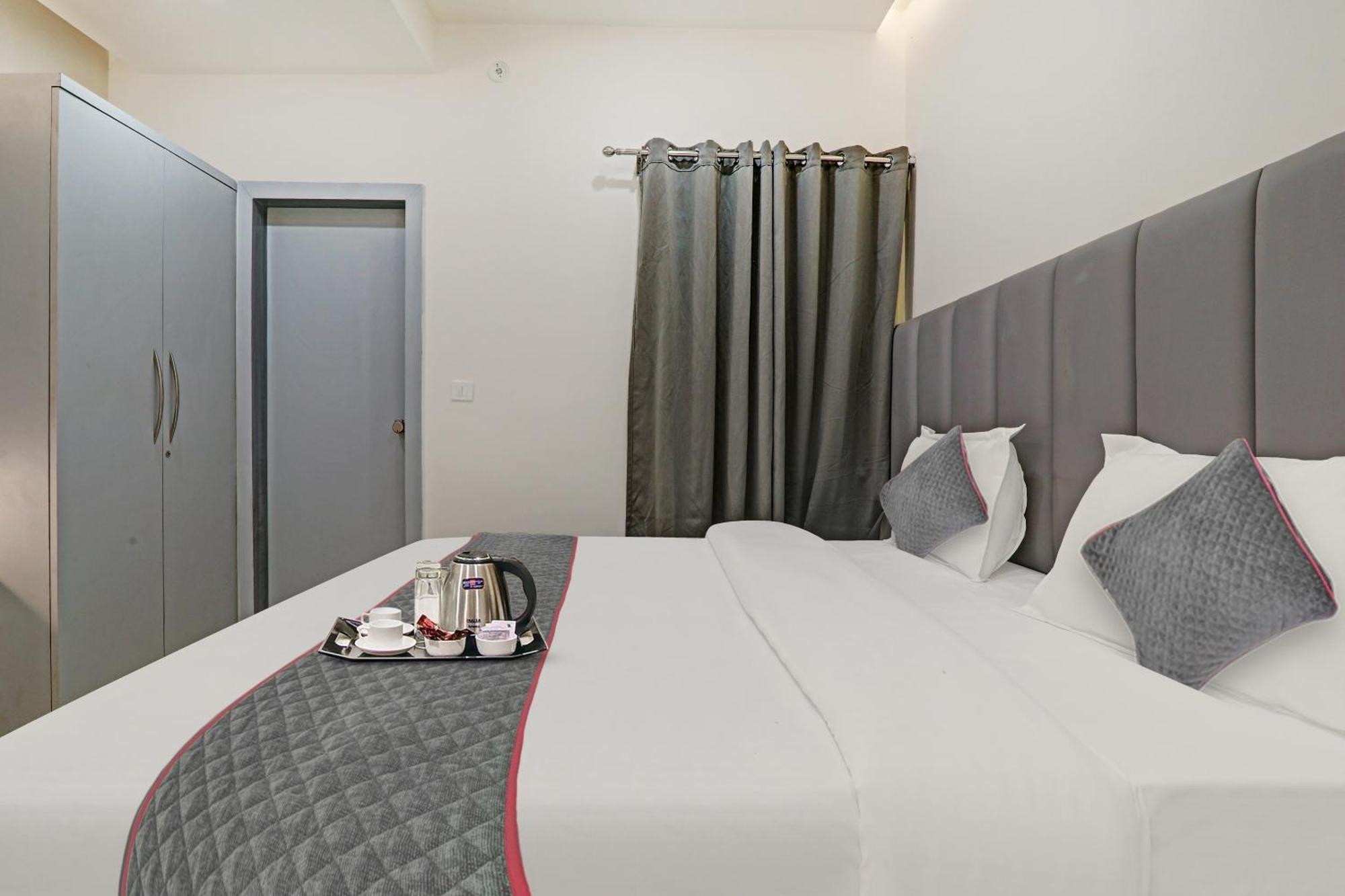 Super Townhouse Hotel Impact Chinhat Esterno foto