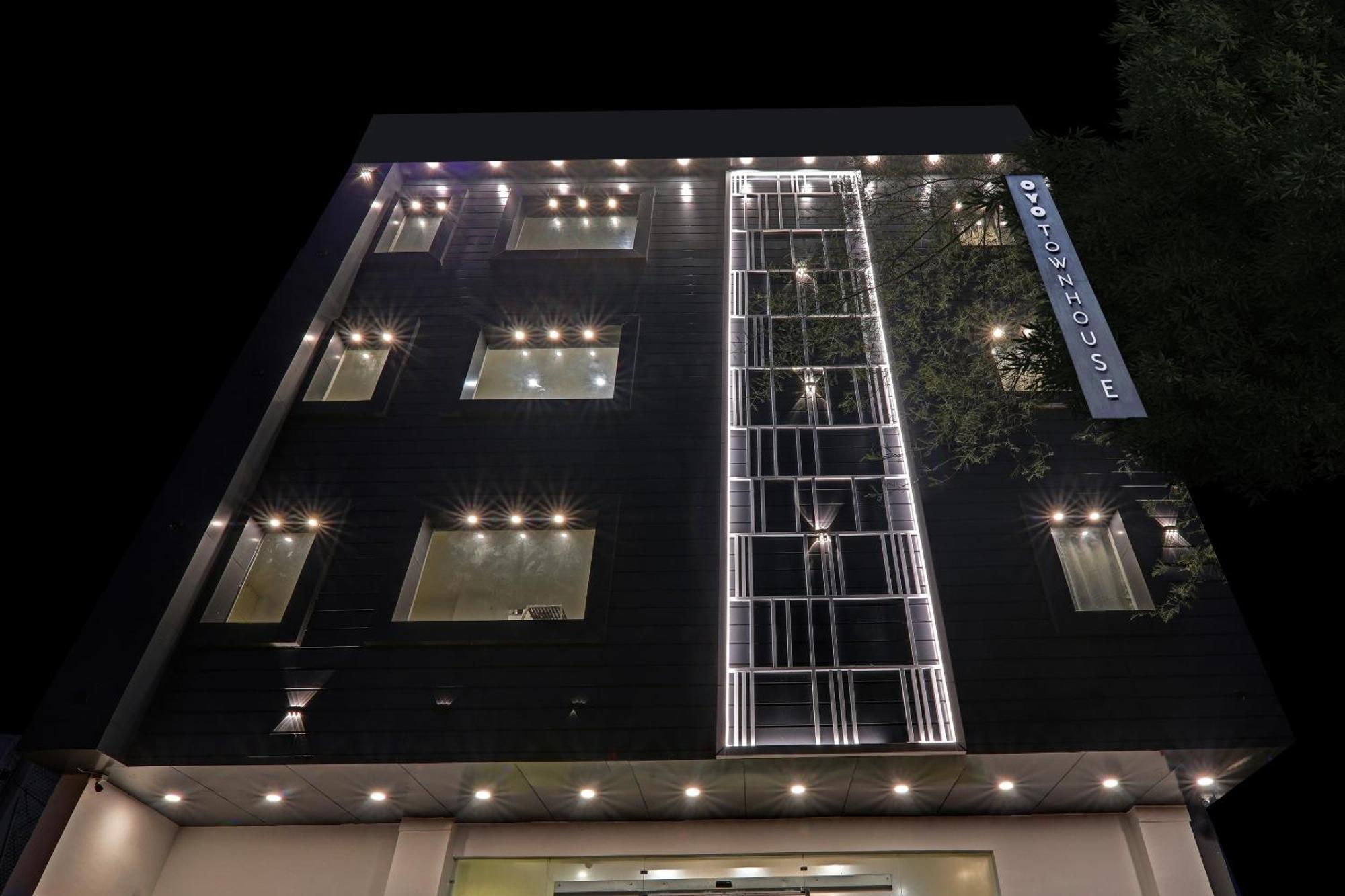 Super Townhouse Hotel Impact Chinhat Esterno foto