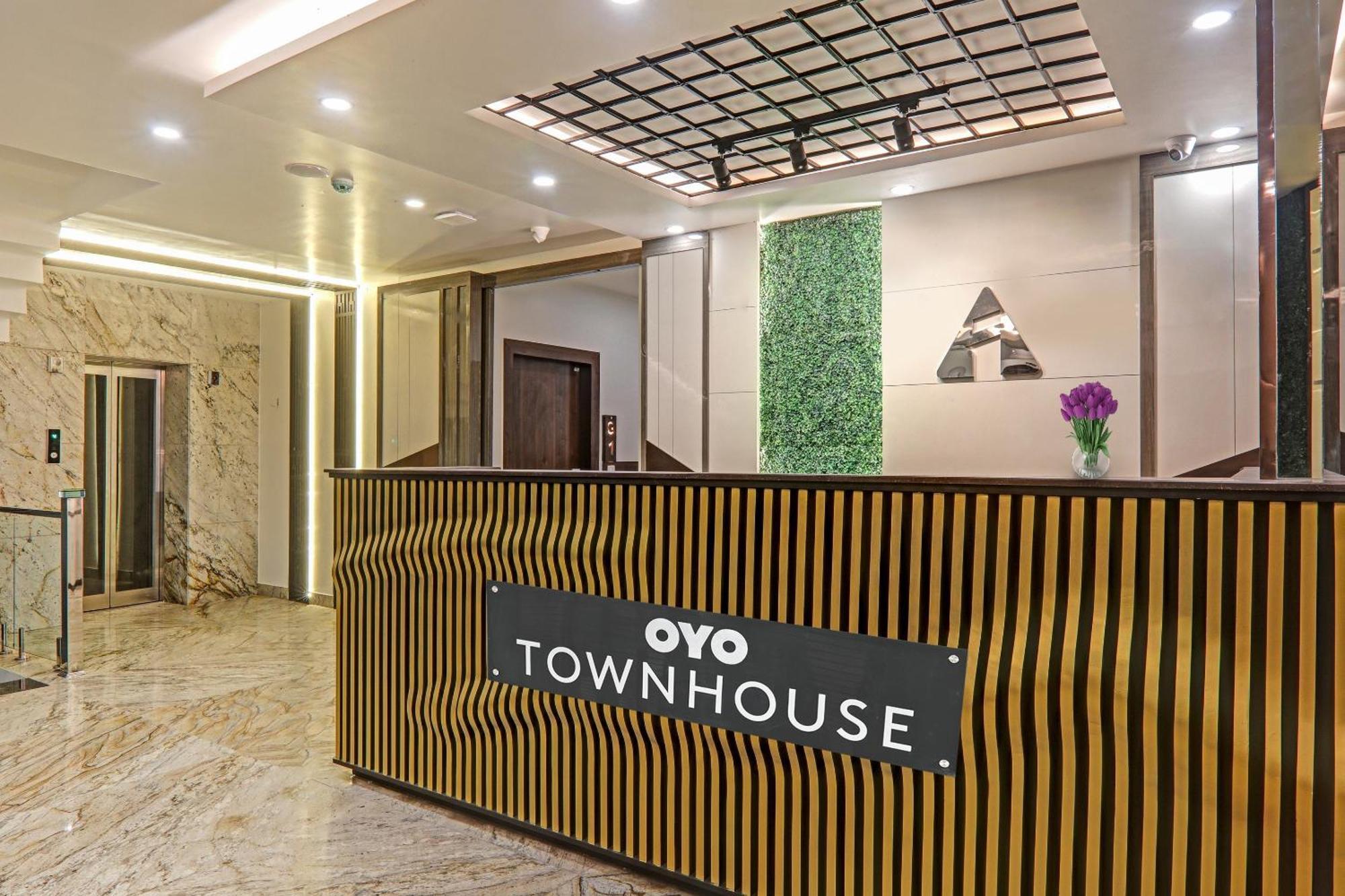 Super Townhouse Hotel Impact Chinhat Esterno foto