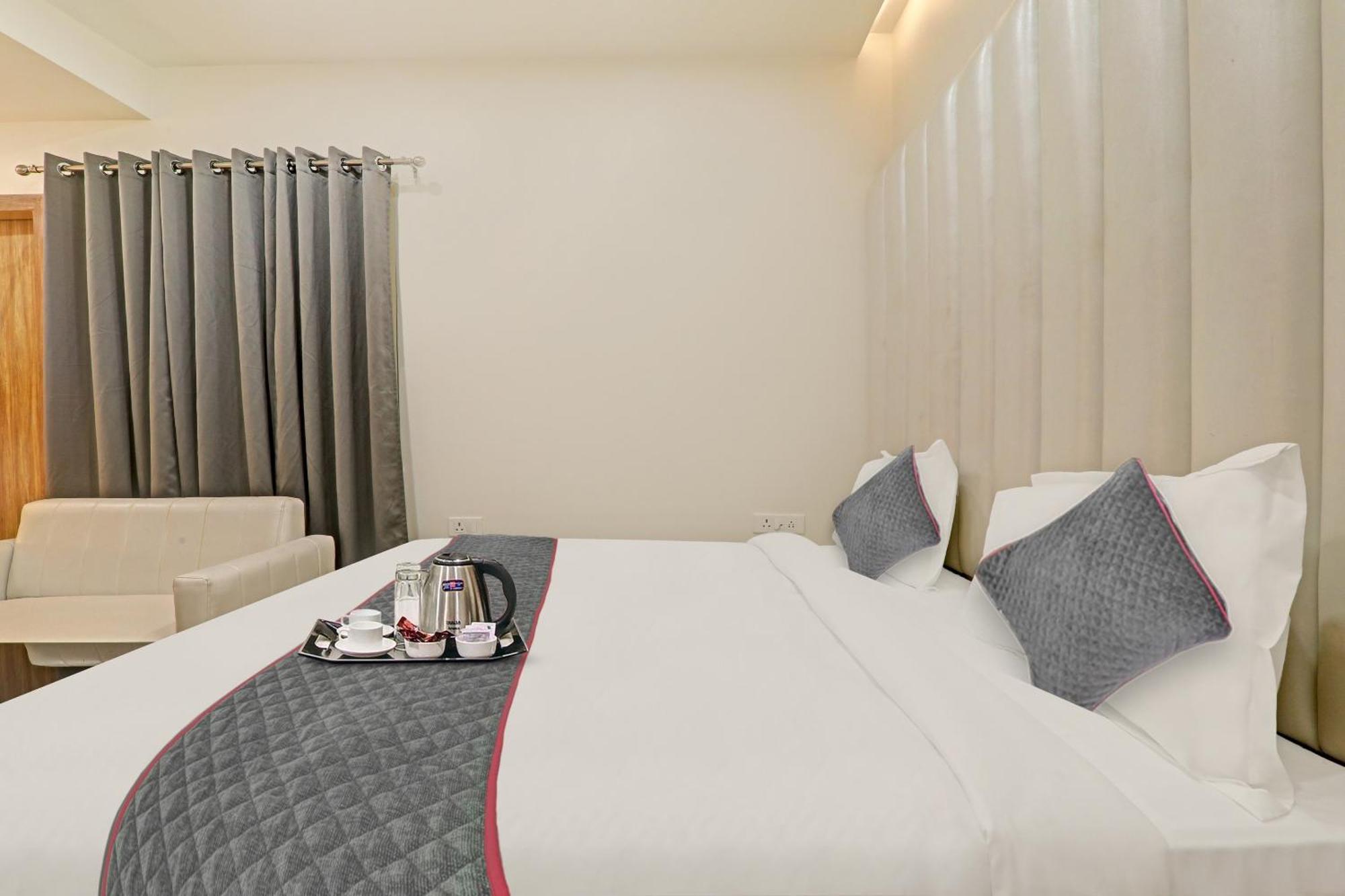 Super Townhouse Hotel Impact Chinhat Esterno foto