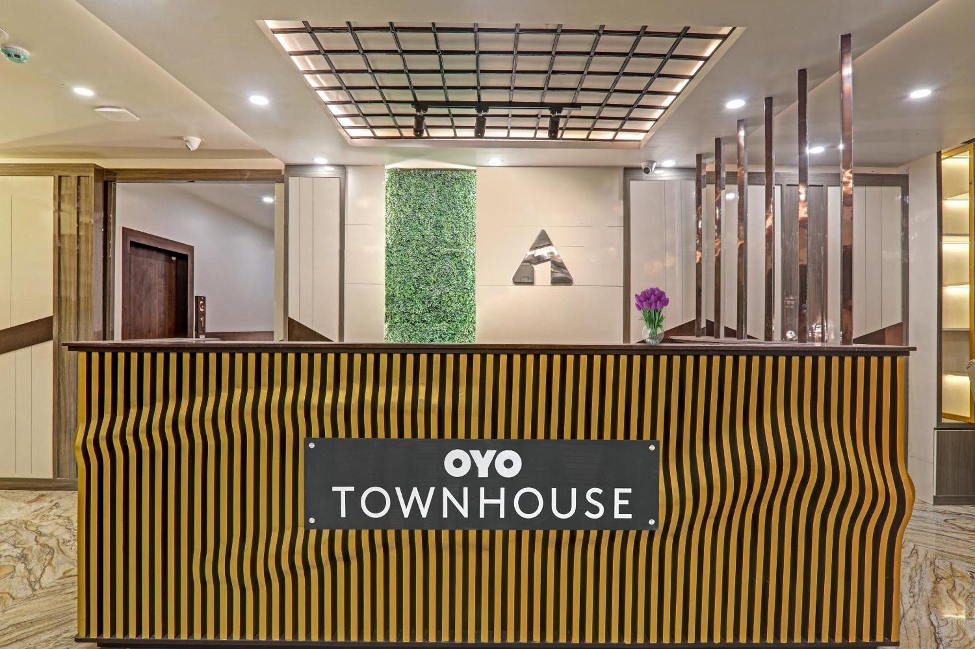 Super Townhouse Hotel Impact Chinhat Esterno foto