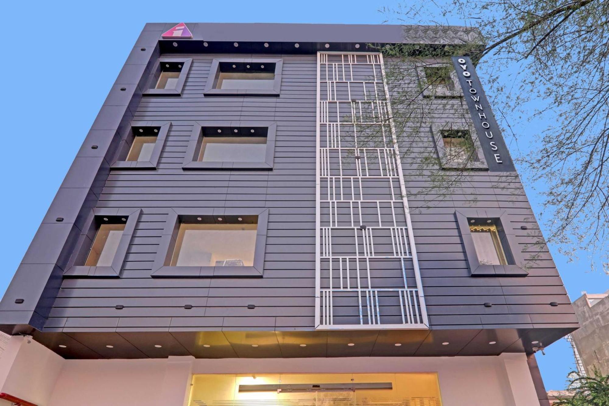 Super Townhouse Hotel Impact Chinhat Esterno foto