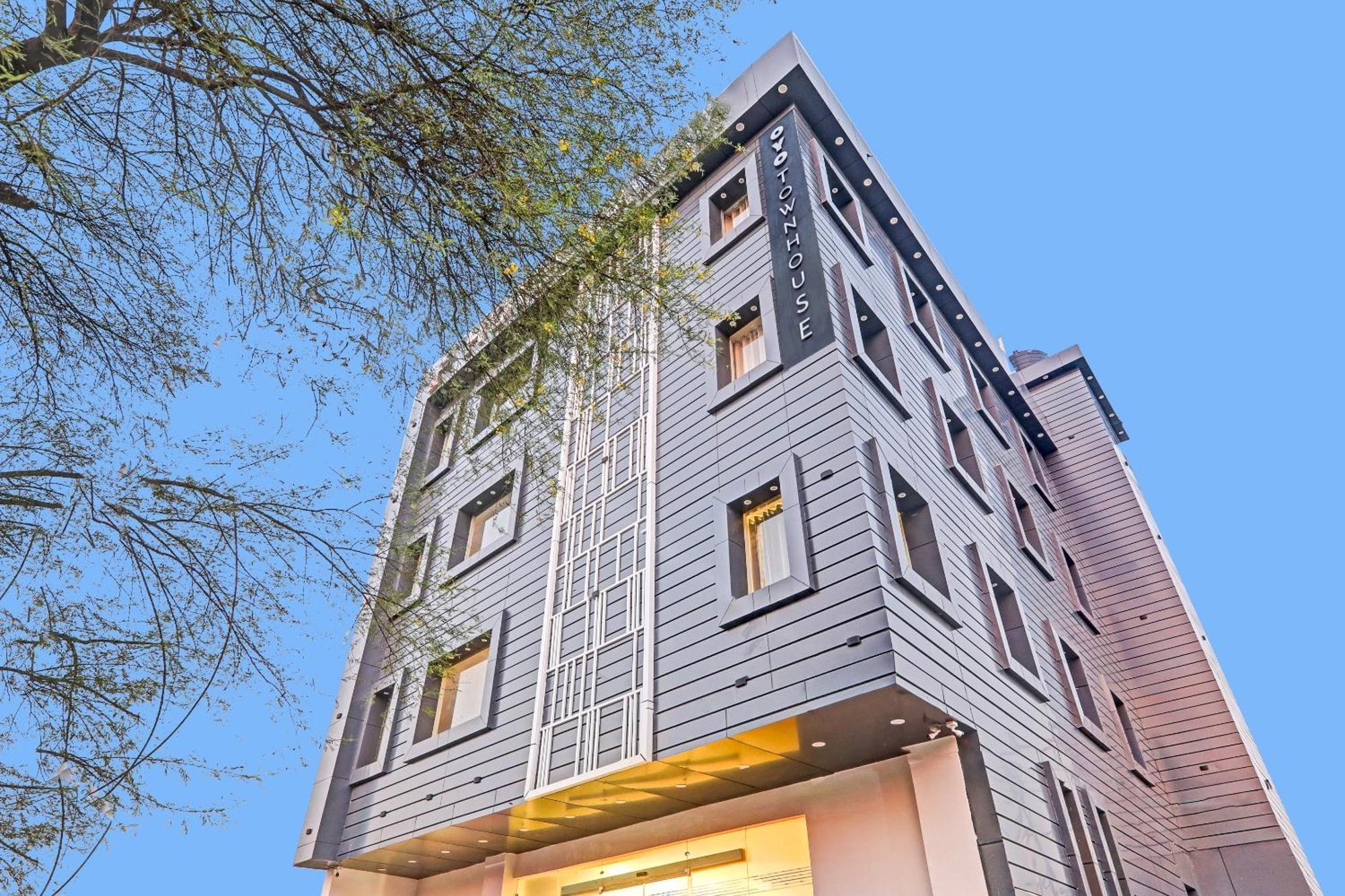 Super Townhouse Hotel Impact Chinhat Esterno foto