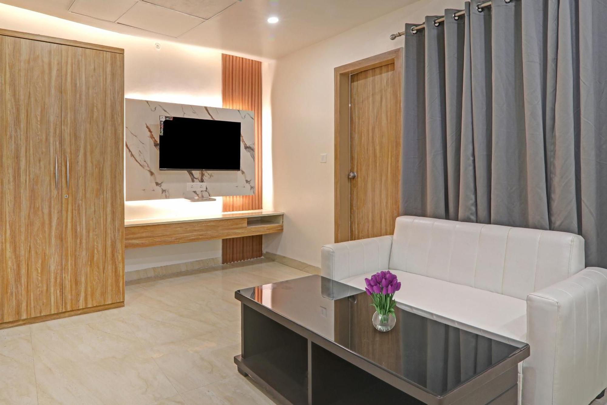Super Townhouse Hotel Impact Chinhat Esterno foto