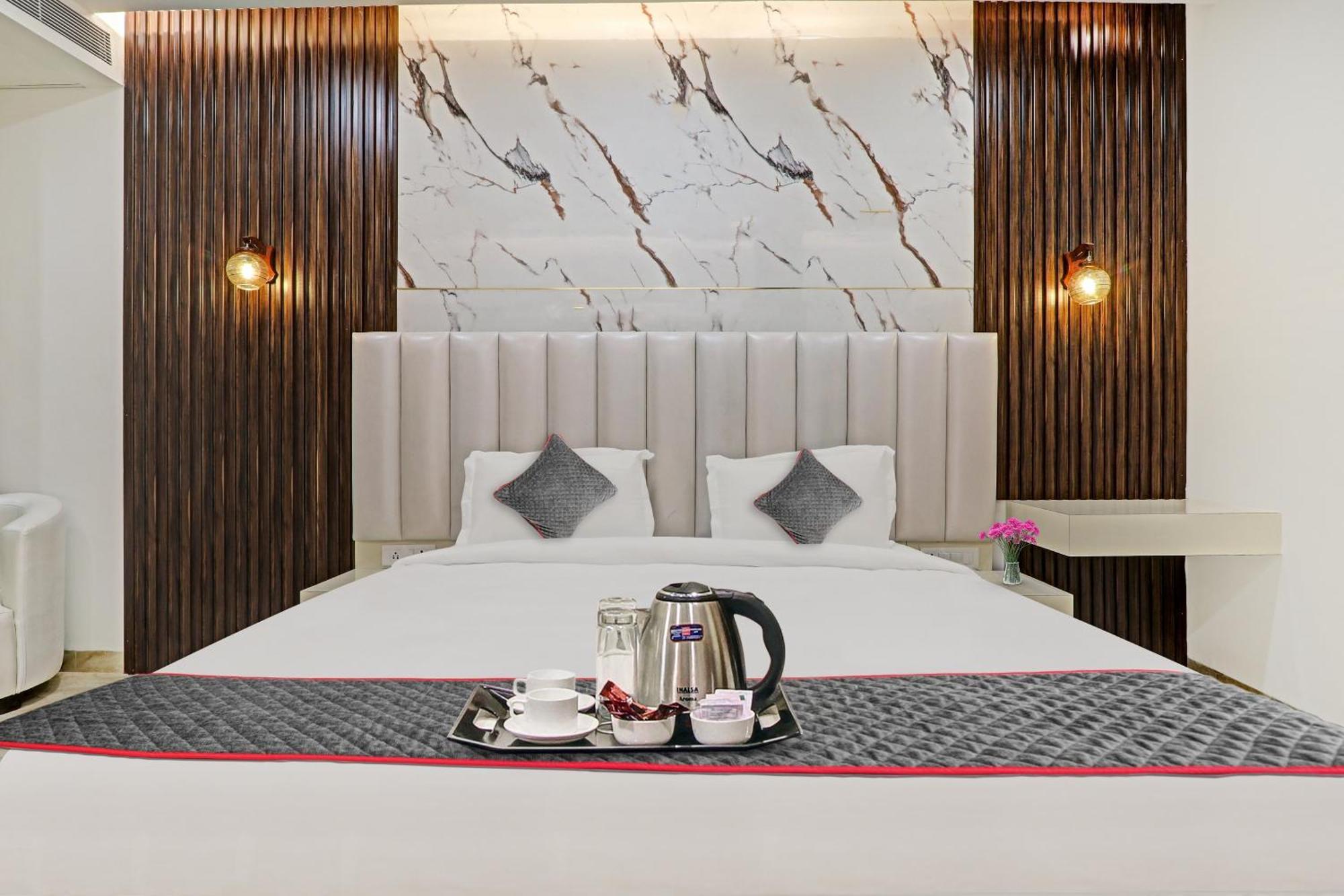 Super Townhouse Hotel Impact Chinhat Esterno foto