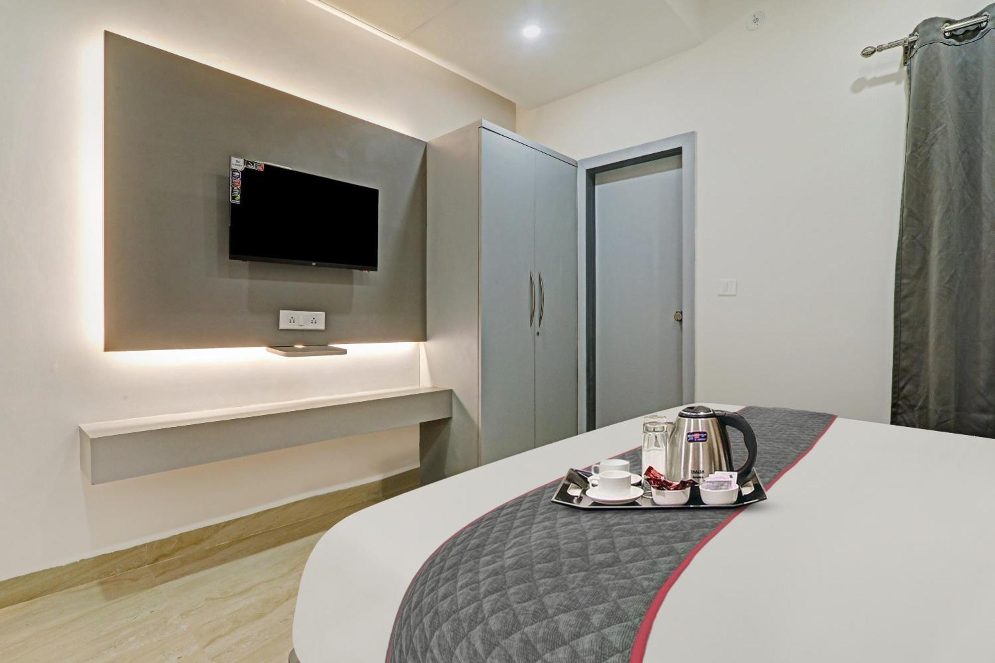 Super Townhouse Hotel Impact Chinhat Esterno foto