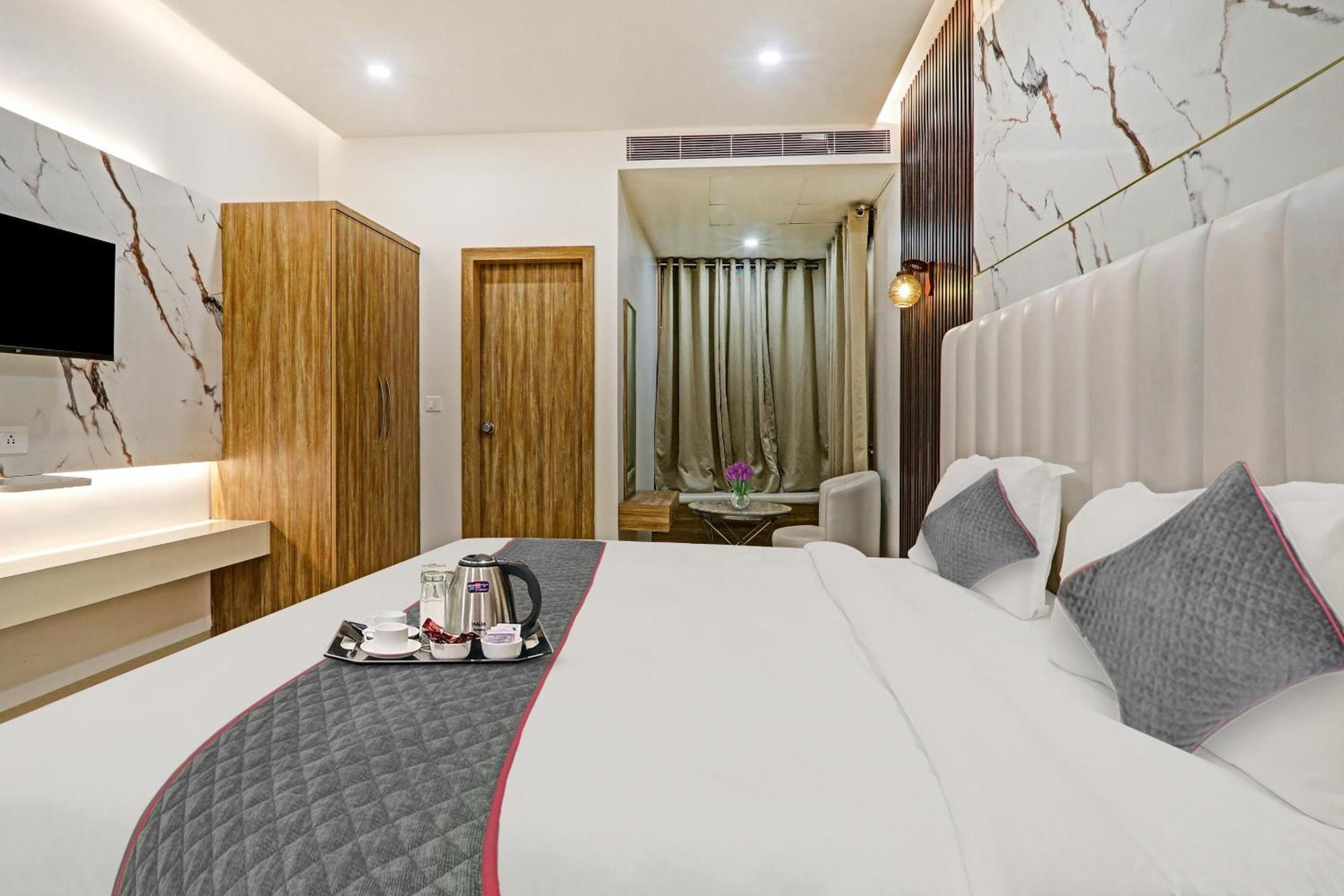 Super Townhouse Hotel Impact Chinhat Esterno foto