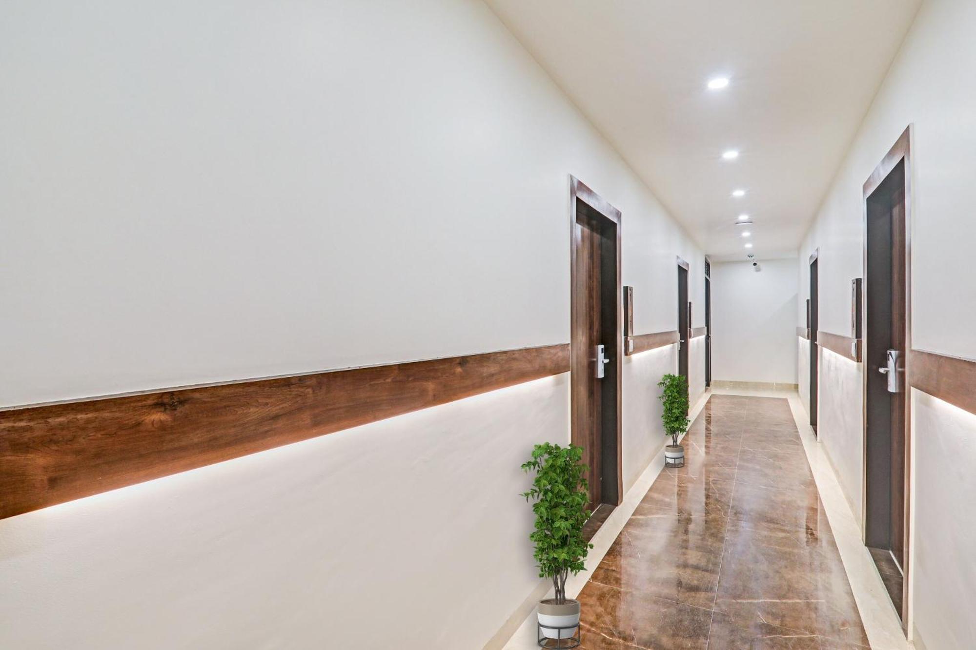 Super Townhouse Hotel Impact Chinhat Esterno foto