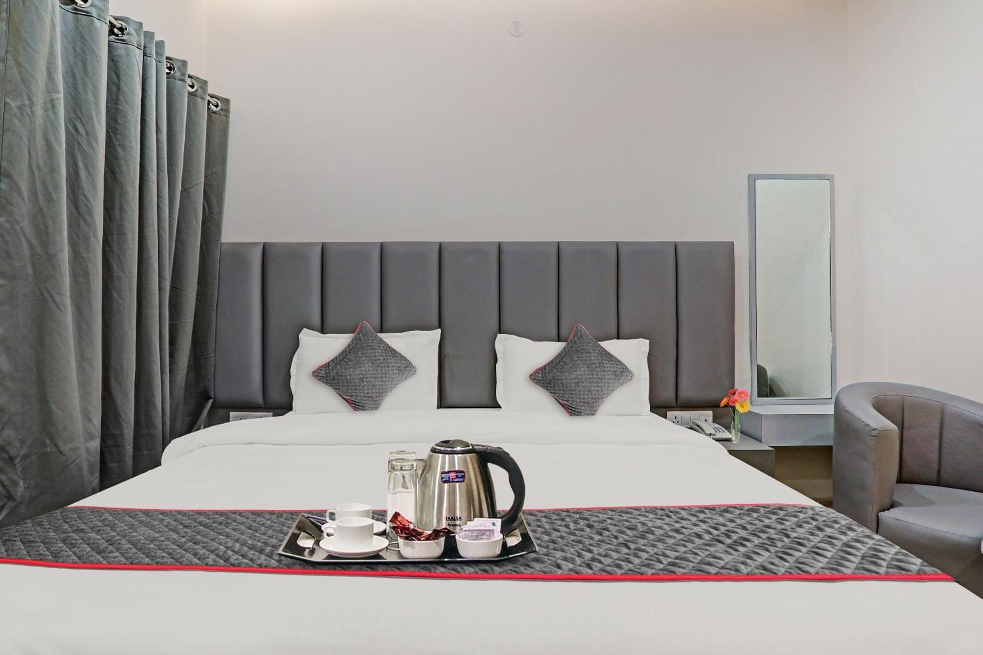 Super Townhouse Hotel Impact Chinhat Esterno foto