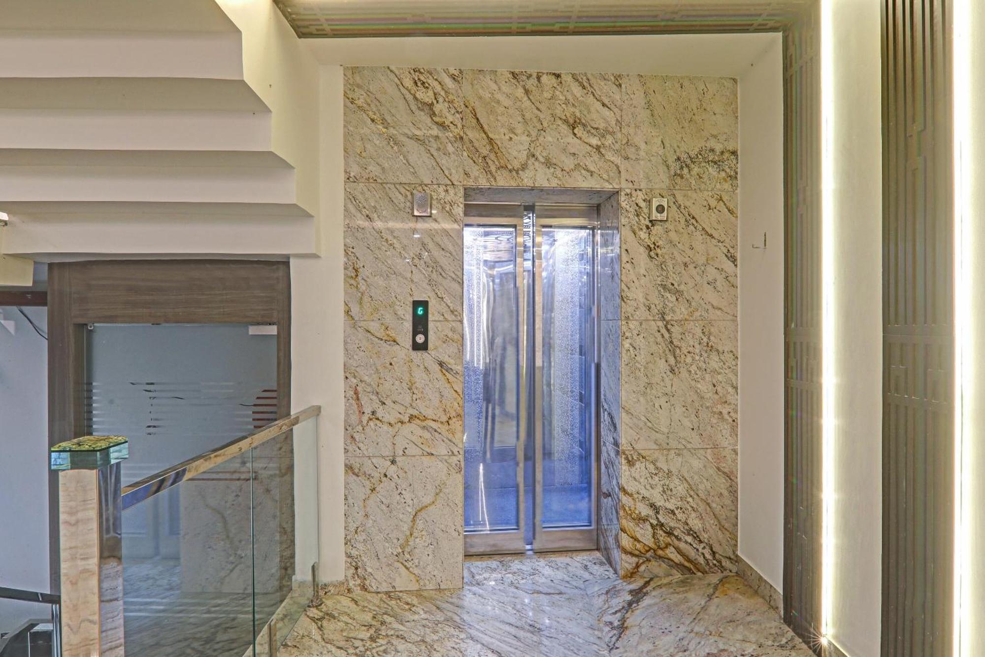 Super Townhouse Hotel Impact Chinhat Esterno foto
