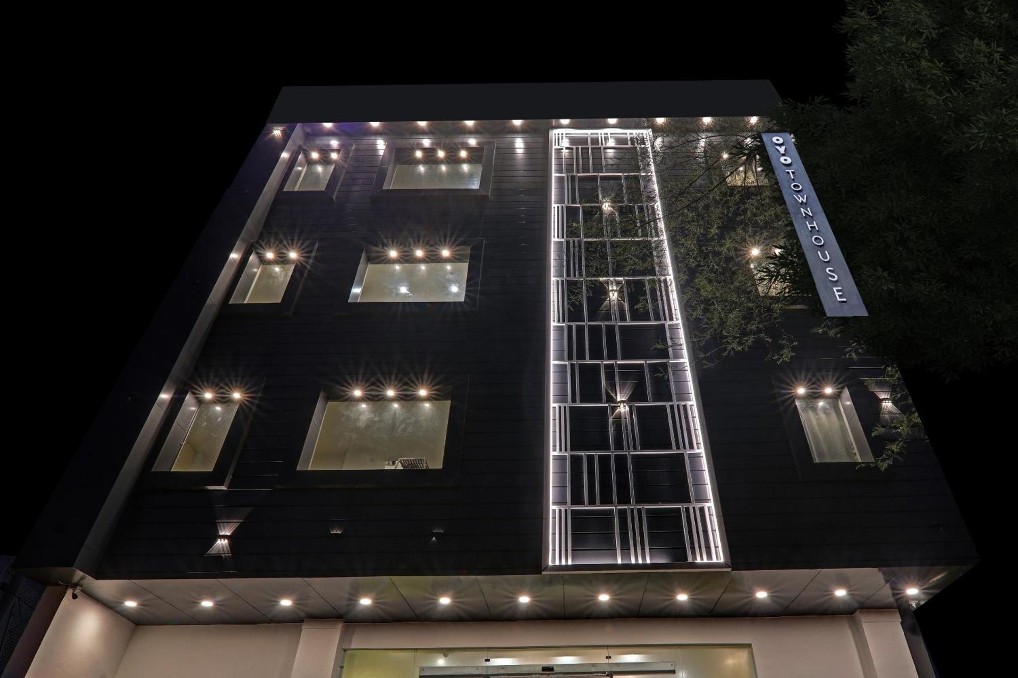 Super Townhouse Hotel Impact Chinhat Esterno foto