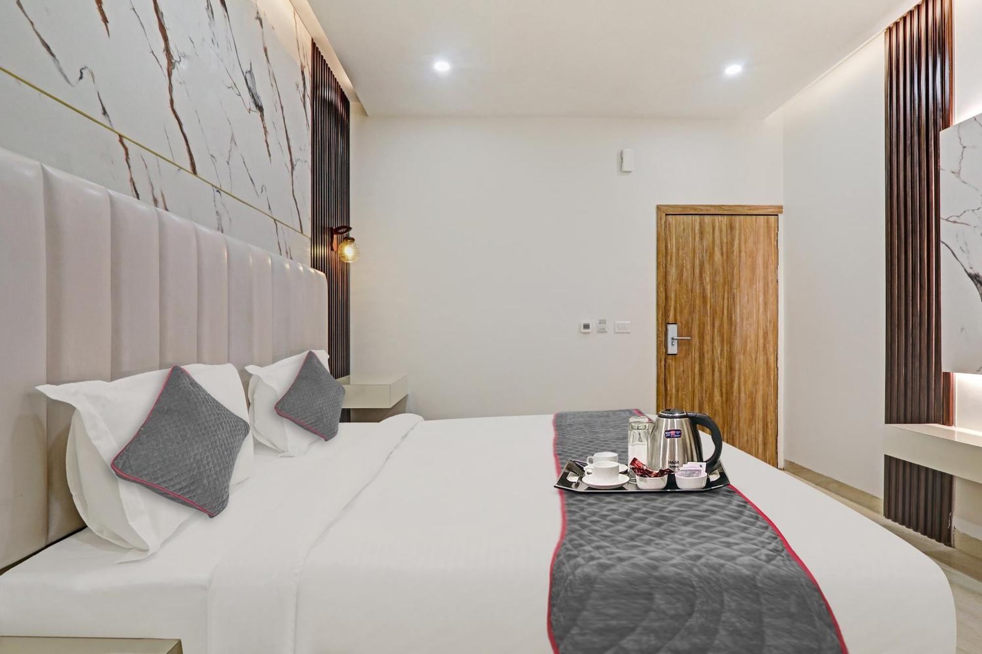 Super Townhouse Hotel Impact Chinhat Esterno foto