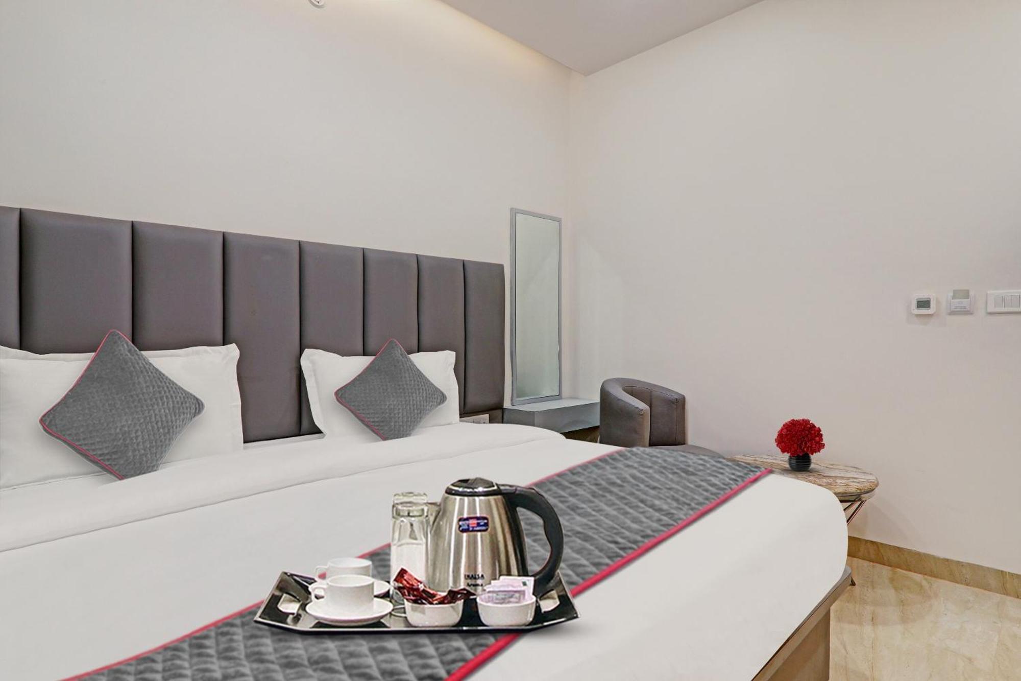 Super Townhouse Hotel Impact Chinhat Esterno foto