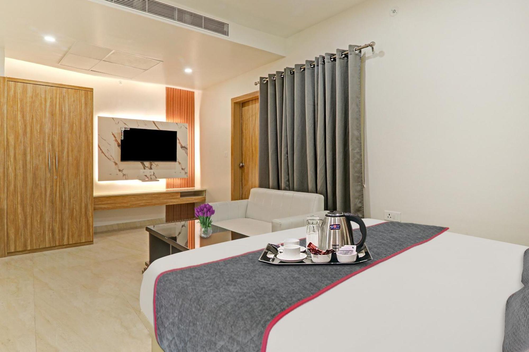 Super Townhouse Hotel Impact Chinhat Esterno foto