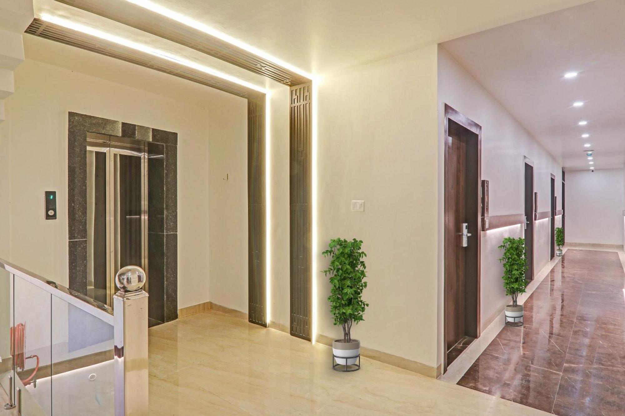 Super Townhouse Hotel Impact Chinhat Esterno foto