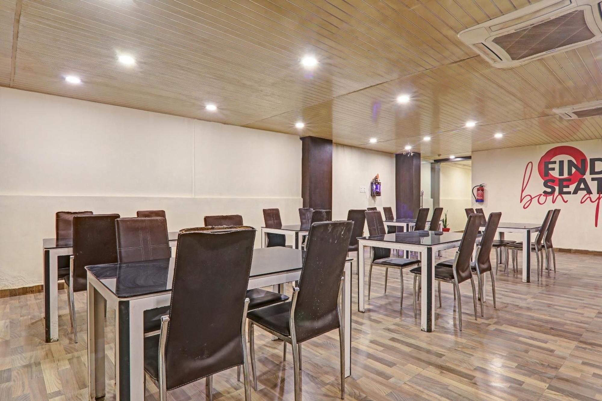 Super Townhouse Hotel Impact Chinhat Esterno foto