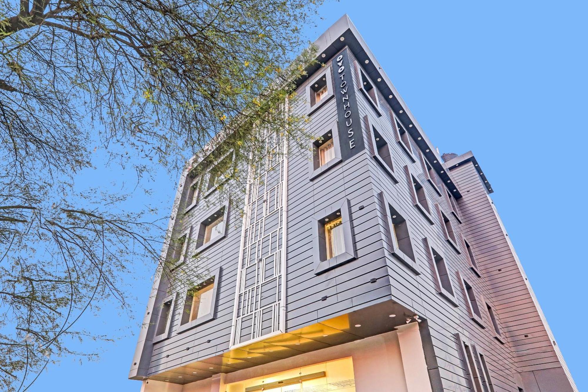 Super Townhouse Hotel Impact Chinhat Esterno foto
